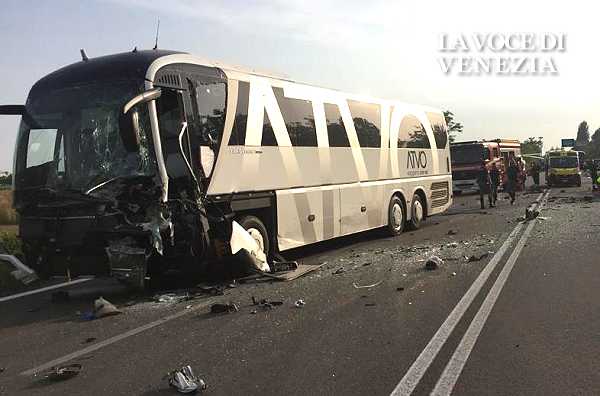 Inferno sulla strada vicino a Tessera: frontale auto contro bus. Tre morti, feriti tre bambini
