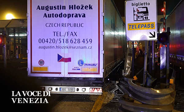 portogruaro incidente camion contro casello