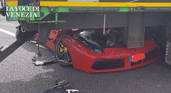 Incidente sul Passante oggi: Ferrari distrutta