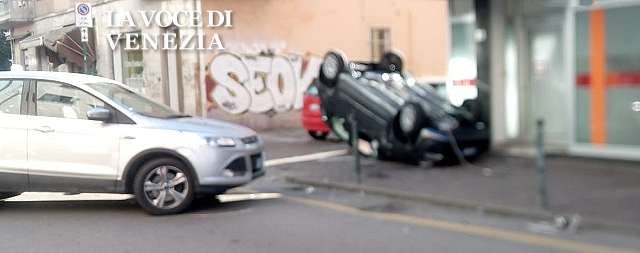 Incidente stradale questa mattina in via Carducci: ferito conducente di auto cappottata