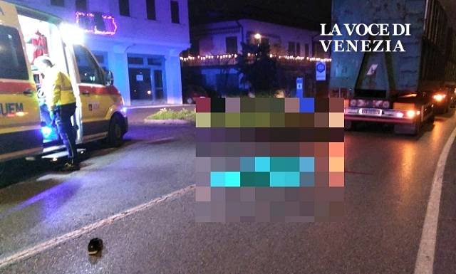 Incidente in via Fausta: investito da camion che lo voleva soccorrere. Morto 35enne. Ultima ora