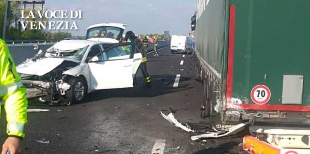 Incidente stradale in A4 a Noventa: carambola tra auto, furgone e tre camion