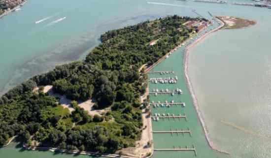 Venezia: minori di Castello rubano un gommone alla Certosa