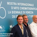 Jude Law 03 con Paolo Sorrentino e John Malkovich 01-09-2019 Mostra del Cinema di Venezia