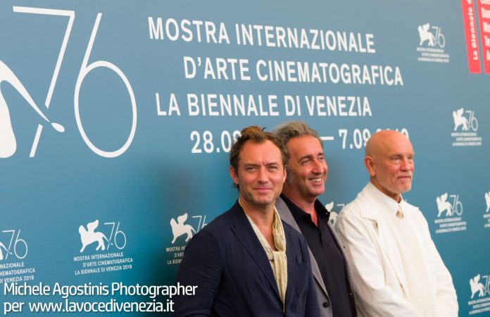 Jude Law 03 con Paolo Sorrentino e John Malkovich 01-09-2019 Mostra del Cinema di Venezia