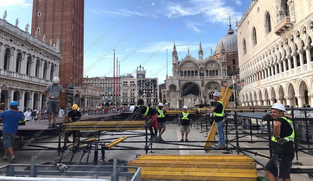 lavori e operai in Piazza San Marco. A Venezia sta arrivando la sfilata di Dolce e Gabbana