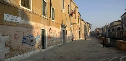 Tre studentesse "si avvalgono della facoltà di non rispondere" dopo le valutazioni troppo basse della traduzione di greco