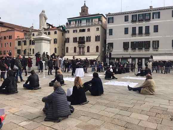 protesta locali bar ristoranti sit in venezia campo santo stefano