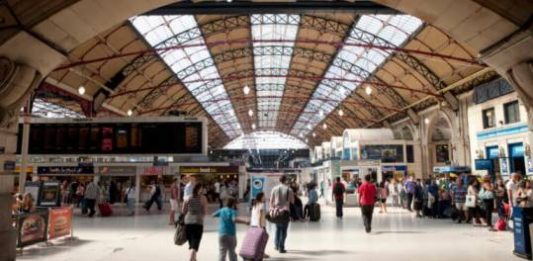 Ammalato di coronavirus le sputa, bigliettaia muore di Covid. Londra scioccata