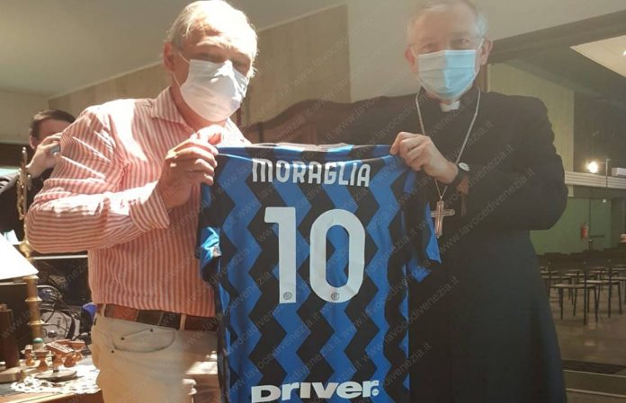 luca pradel consegna a monsignor moraglia la maglia dell'Inter up 1240