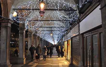 Luminarie in Piazza San Marco accese, Brugnaro: Natale è la nostra storia
