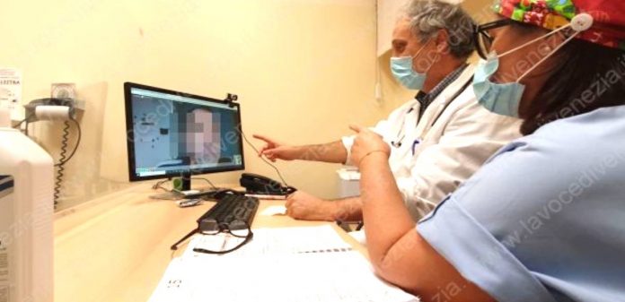 medico reparto parla con infermiera di ricoverato ns 1240 medico reparto parla con infermiera di ricoverato ns 1240