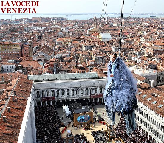 Melissa Satta propone il Volo dell'Aquila in una Venezia baciata dal sole