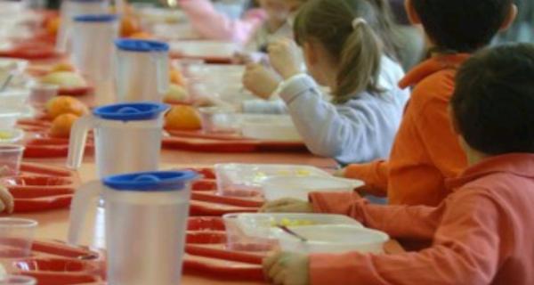 Mensa non pagata, alla bambina kracker e una scatoletta di tonno