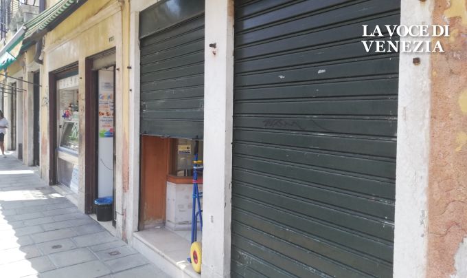 merceria tre ponti venezia negozio serranda abbassata nostra 680