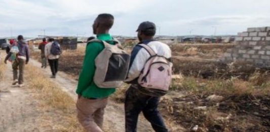 Boom di sbarchi, è far west: centinaia di arrivi, migranti in fuga, arriva l'esercito