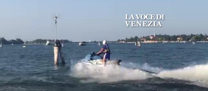 Venezia, contro eccessi di barche e barchini anche moto d'acqua . Il commento: sono sexy
