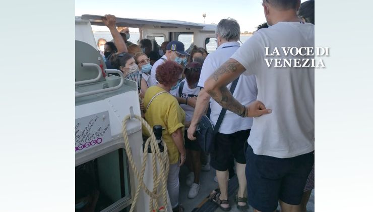 motoscafo actv sovraffollamento con mascherine ns 740