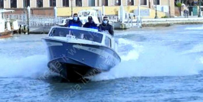motoscafo della polizia in urgenza a Venezia