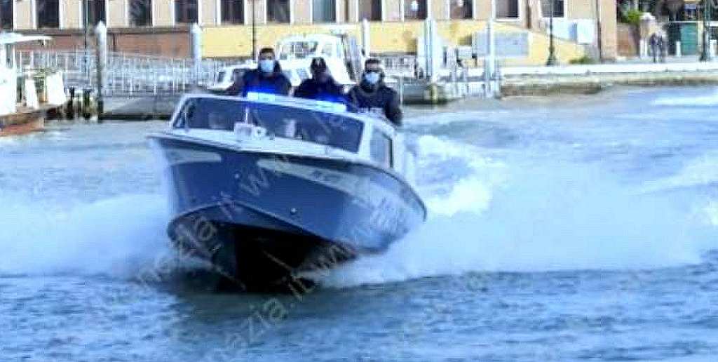 motoscafo della polizia in urgenza a Venezia