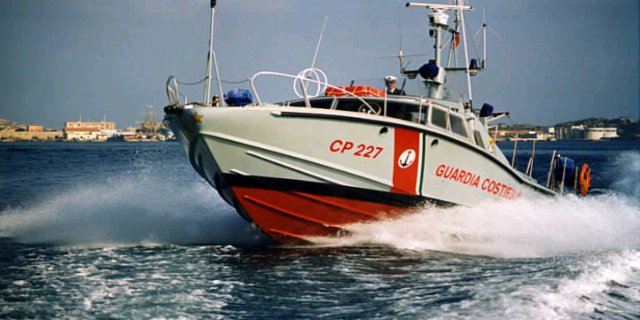 motovedetta capitaneria di porto soccorso in mare