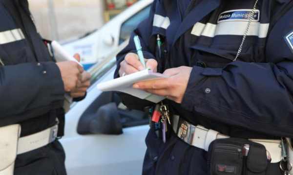 Minori fanno il pieno di birra e lanciano bottiglie: multa di 250 € alle famiglie