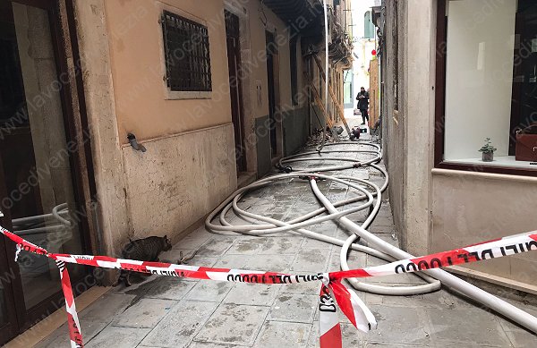 nastro delimitazione calle chiusa scale nostra 600