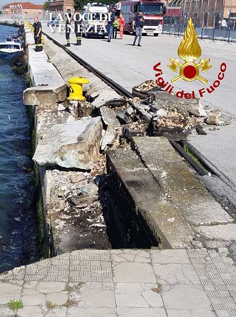 nave contro battello riva sconquassata up 470640