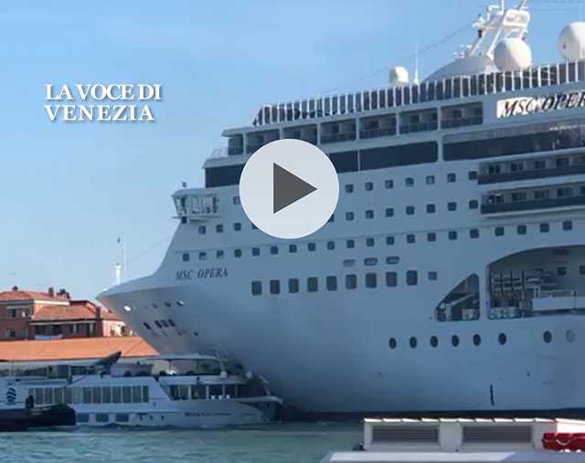 Venezia, nave da crociera si schianta in fondamenta questa mattina alle 6 (video)