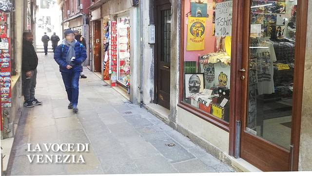 Ciao Venezia, anche le t-shirt mollano: “Accerchiati dalle chincaglierie, nessun Veneziano aprirebbe più qui”
