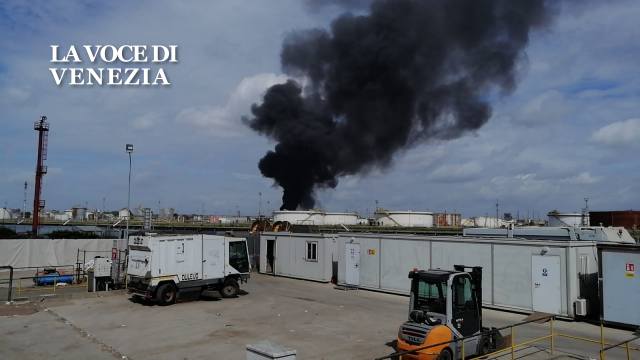Incendio a Marghera: alta colonna di fumo su Venezia