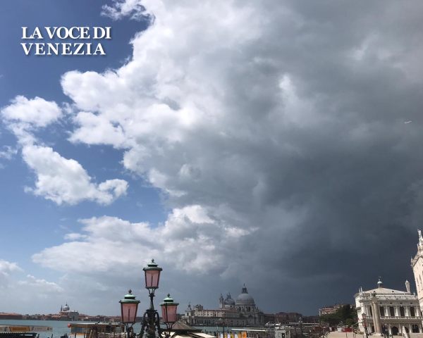 nube fumo nero venezia san marco incendio marghera nostra 600
