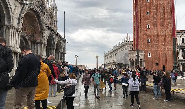 Il Mose funziona: "chiusi fuori" 70 cm di acqua. Piazza San Marco asciutta. Data storica per Venezia