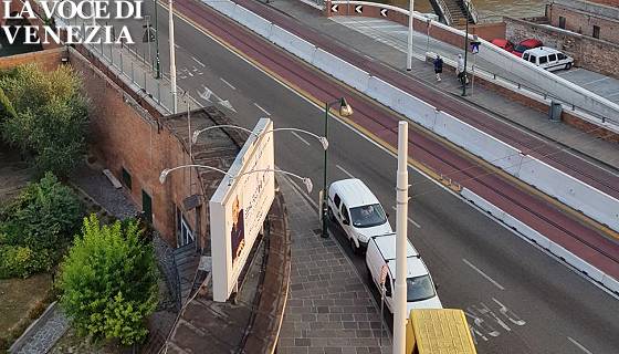 Venezia, nuove barriere anti-terrorismo a Piazzale Roma: siamo in guerra
