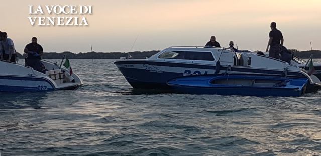 Venezia, barca in fuga: inseguimento con polizia speronata