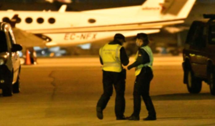 polizia in aeroporto interviene in pista
