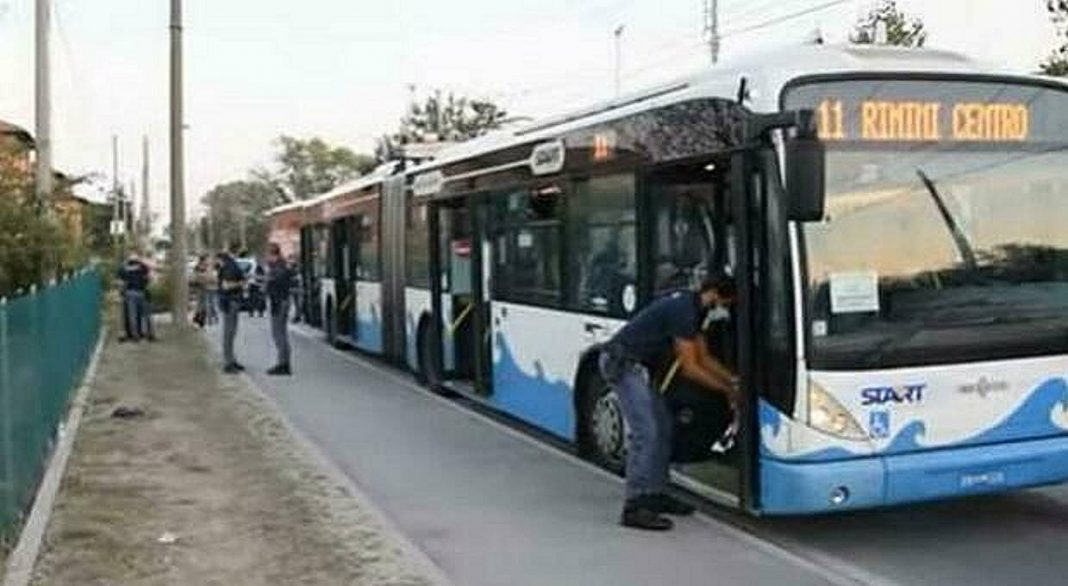 polizia interviene nell'autobus dove lo straniero ha accoltellato le persone