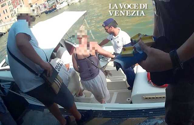 Polizia Locale di Venezia ferma tre scatolettisti in flagrante, Sono i primi 