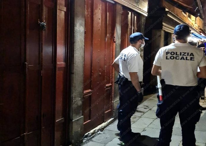 polizia locale sanziona locale a Venezia per schiamazzi notturni