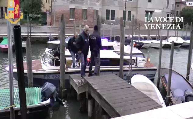 Venezia, grida dal Ponte di Rialto: borseggiatore scoperto con le mani nello zaino