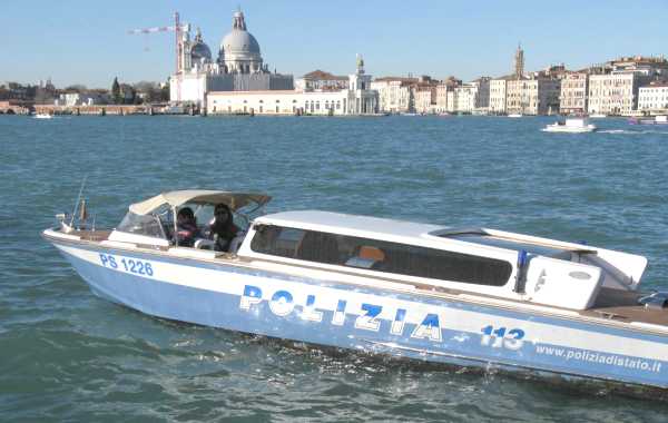 Venezia, picnic alla Certosa finisce in rissa. Giovane sperona altra barca in fuga