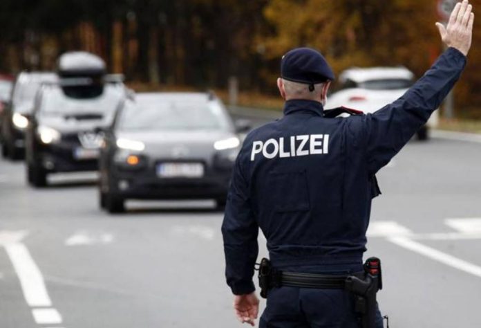 poliziotto in Austria ferma auto