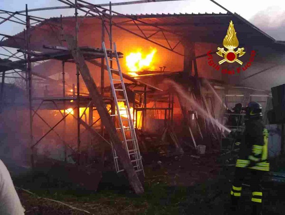 incendio stalla concordia sagittaria pompieri