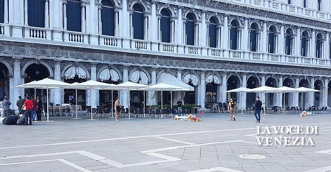 Venezia, ecco i primi ombrelloni in Piazza San Marco. Le foto in anteprima