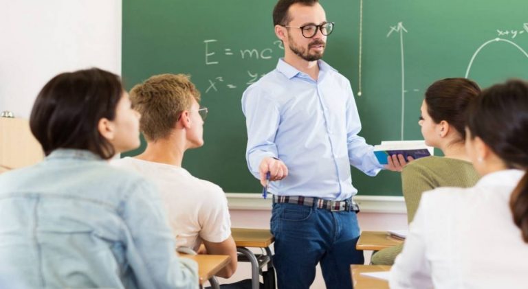 professore spiga in aula classe della scuola net 1240