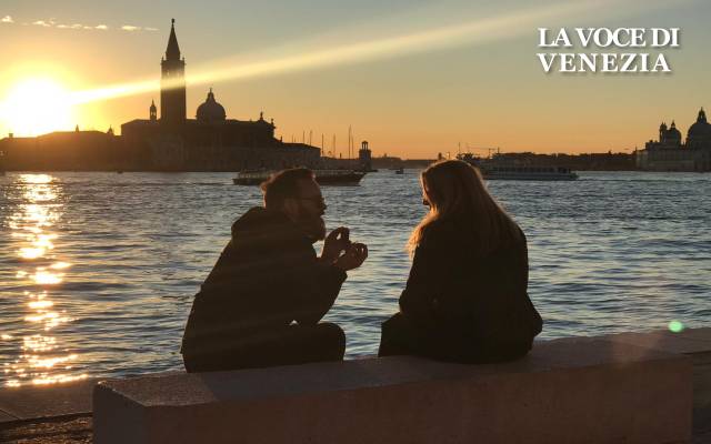 Tramonto a Venezia: esce l'anello e scatta la proposta