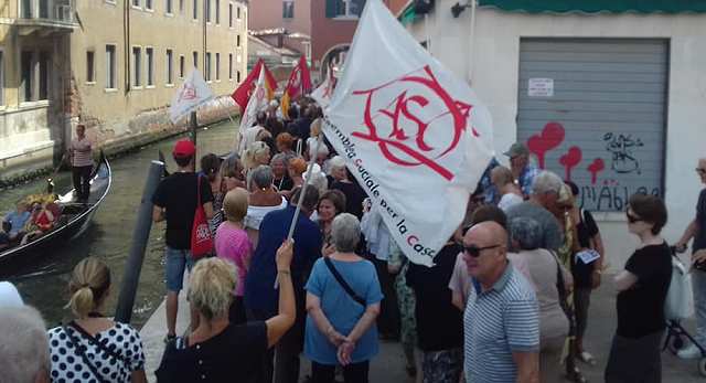 Proteste contro nuova legge regionale davanti l'Ater di Venezia: decine di famiglie ai Tre Ponti