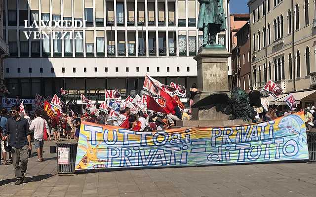 Venezia non è Veniceland, Turismo e Grandi Navi: la gente scende in piazza