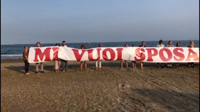 striscione proposta matrimonio