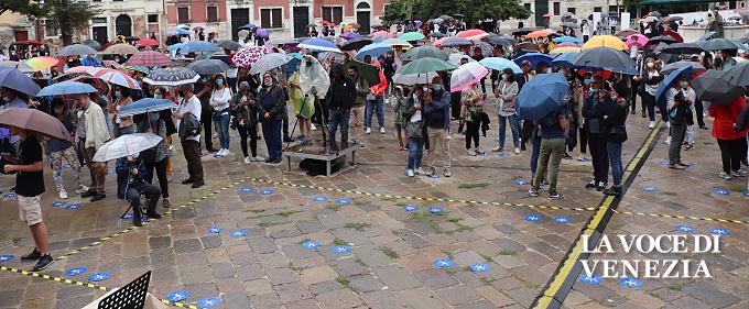 pubblico campo san polo spettacolo aperto con pioggia venezia up 680